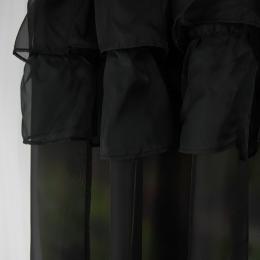 Firana woalowa czarna z falbanami na przelotkach 145x250cm ROSANI - Nie Tylko Firany