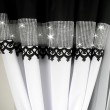 Komplet czarno-białych zasłon z firaną zdobiony gipiurą 400x250cm INARI - Nie Tylko Firany