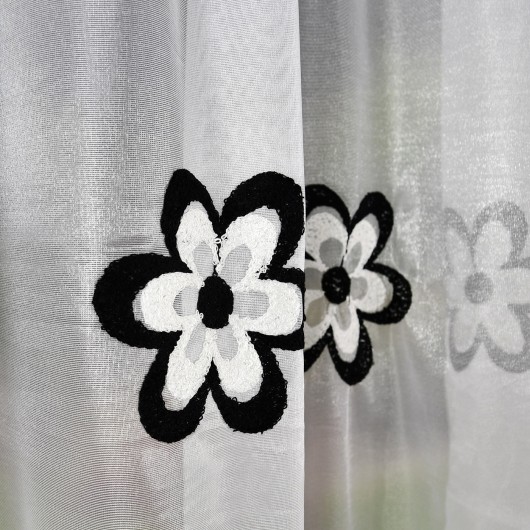 Firana sable z czarnym kwiatowym haftem zdobiona markizetą 400x180cm ISETA - Nie Tylko Firany